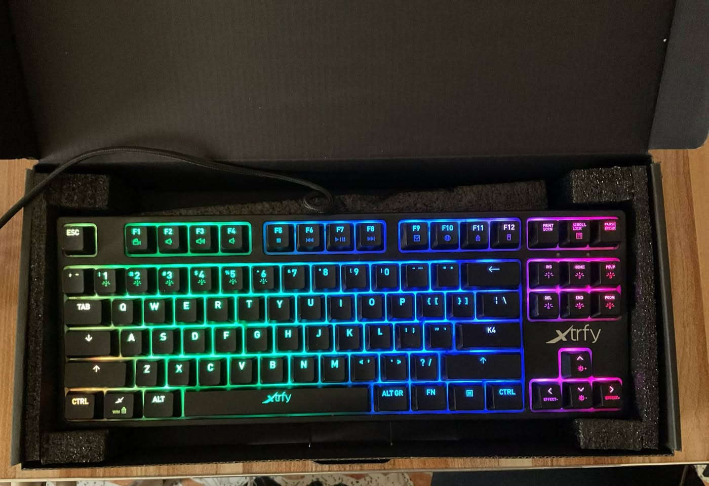 سلام عليكم 
. كيبورد Xtrfy K4 RGB TKL
الحاله مستخدم نظيف جداً استعمال قليل 
النوع: ميكانيكال بالكامل (Mechanical Gaming Keyboard 
تصميم TKL مدمج يوفر مساحة كبيرة لحركة الماوس.
​سويتشات Kailh Red سريعة جداً وهادئة.
​إضاءة RGB خرافية قابلة للتخصيص مباشرة من الكيبورد.
​بناء قوي جداً يتحمل أقوى ساعات اللعب.
للأستفسار اكثر خاص سعره ٨٥ جيك سعره بالمتاجر وشوف 
مكاني الشعب حي التجار 
رقمي ***********
