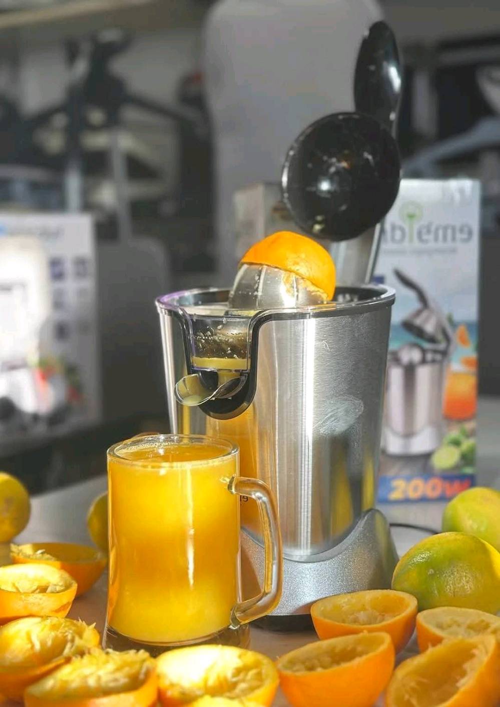 معصّارة أمبليوم الكهربائية – ستانلس ستيل أصلي 200 واط الخيار المثالي لتحضير العصائر الطبيعية ✅✨

✔ قدرة 200 واط حقيقية تعطيك عصر سريع وقوي بدون مجهود
✔ هيكل ستانلس ستيل أصلي متين ومقاوم للصدأ مع تصميم أنيق
✔ مناسبة لعصر الحمضيات والرمان باستخلاص عالي للعصير
✔ مزودة بمصفّي للشوائب للحصول على عصير ناعم وصافي
✔ خزّان لجمع العصير يسهل التفريغ والصب بدون فوضى
✔ تشغيل سهل وآمن بمجرد الضغط على الرأس
✔ جودة وكفاءة عالية للاستخدام اليومي
✔ ضمان سنة حقيقي مع كرت ضمان

معصّارة عملية وقوية… اختيار مثالي لكل مطبخ 🧡