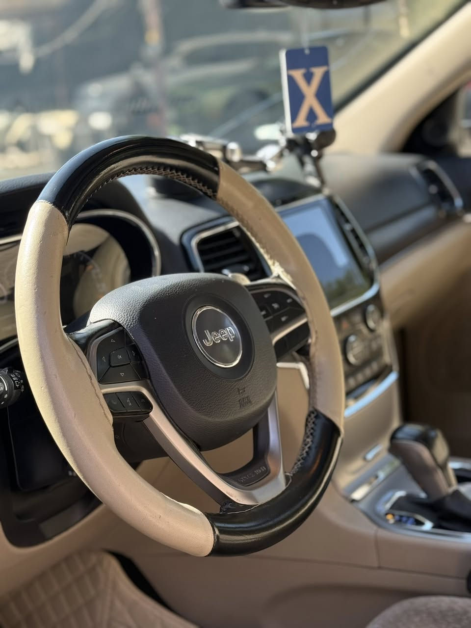 السلام عليكم 
للبيع فقط 
جيب ليمتد خليجي 2020 
فول مواصفات (بنورما)
رقم بغداد تحويل ثاني يوم 
ماشيه ١٣٧ (كيلو) 
كفالة عامه من صبغ وتبديل وكير ومكينه الى اخره .. 
عده ملاحضات بسيطه جداً 
السعر ٢٦٥ وبي مجال بسيط جدا 
مكانها بغداد السيديه
***********
