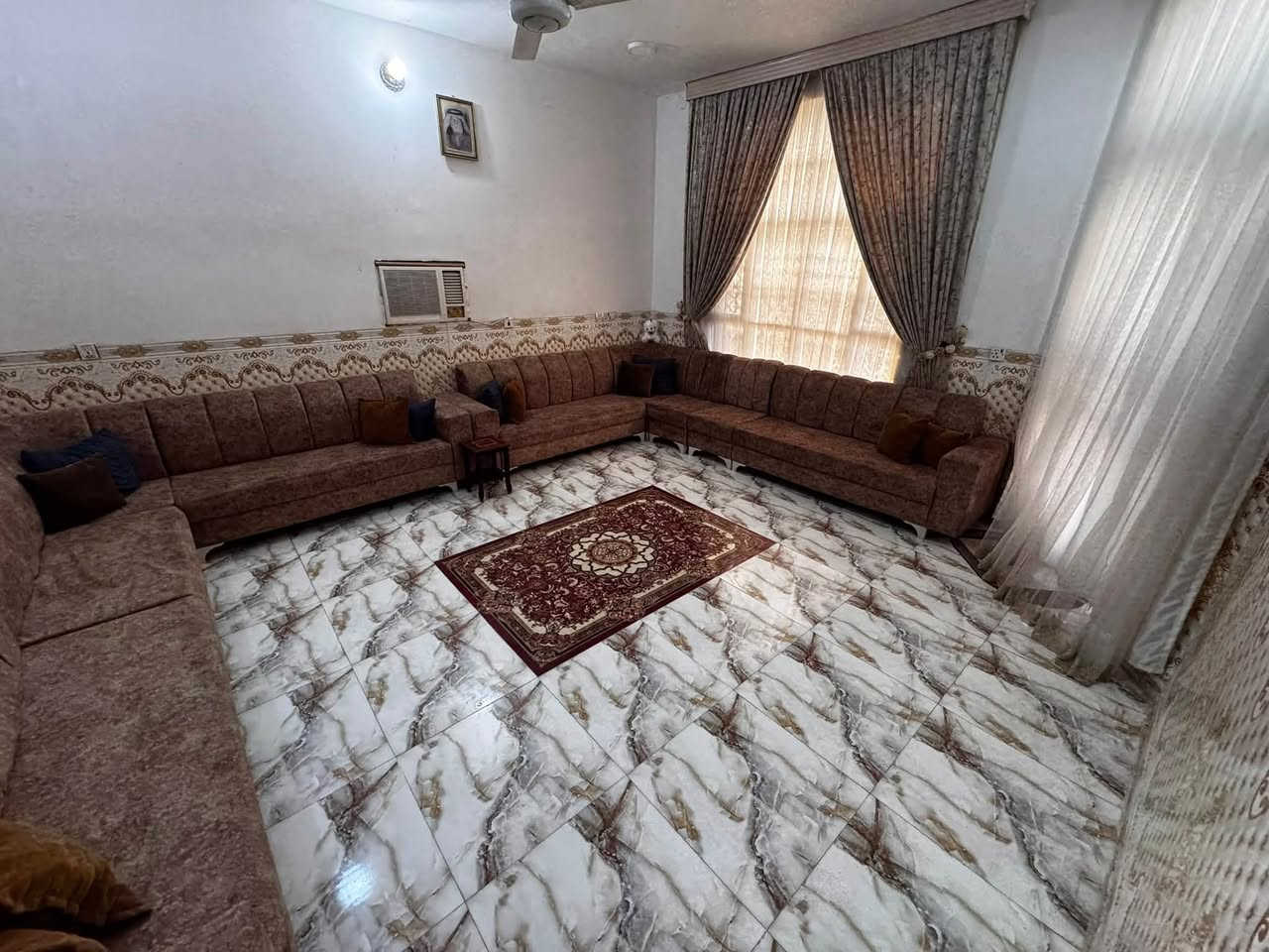 السلام عليكم
دار 🏠 في منطقة البوعلوان 

قرب المدارس والمركز الصحي 

مساحه الدار مع الارض 2000م

يحتوي على ثلاث غرف نوم قياس 6|ب4

وستقبال 5 في 5 وصاله داخليه باقي التفاصيل في الفيديو 

للاستفسار الأتصال على الرقم 

او زيارة المكتب 

مكتب امير العلواني للعقار 

الموقع حصن جعفر خلف البستان 

***********

