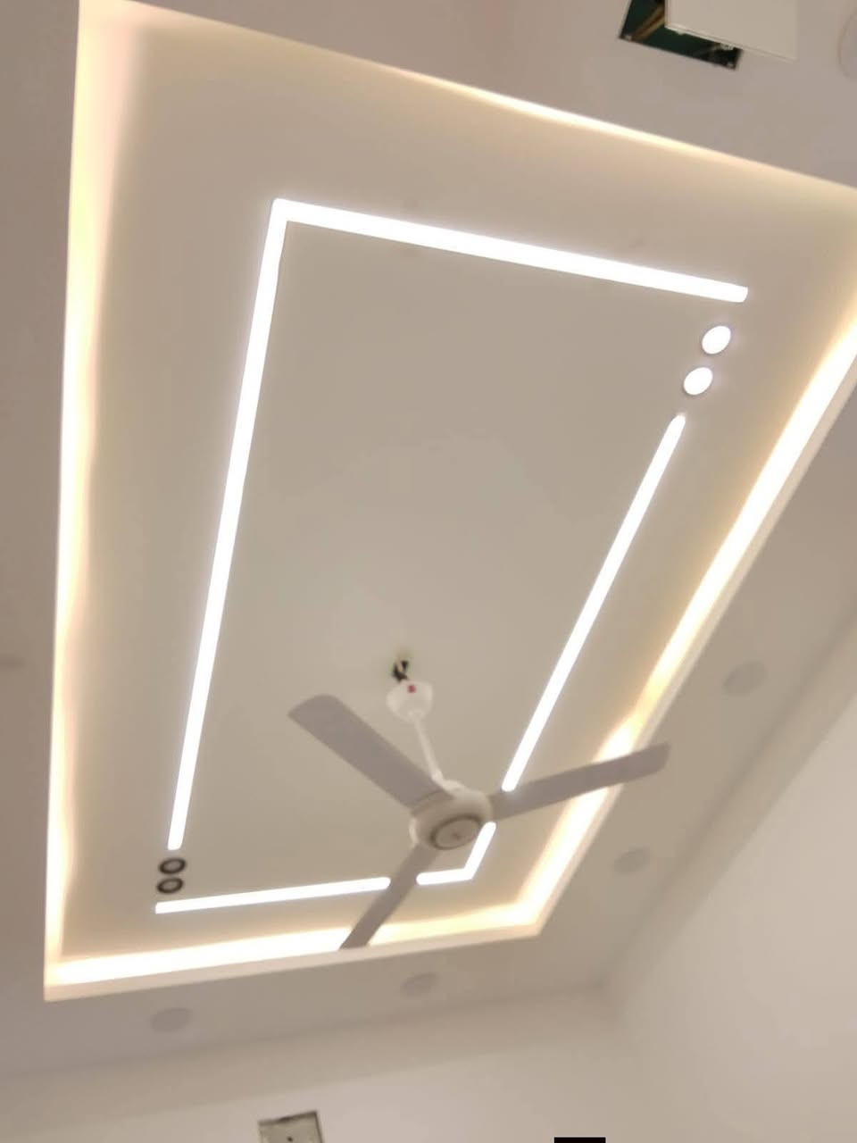 📍 موقعنا: الموصل 
 بيت أحلامك في الموصل يستحق لمسة هندسية! 🏠✨
هل تبحث عن الدقة والفخامة؟ نحن  نقدم لك أرقى ديكورات الجبس بورد والسقوف الثانوية بتنفيذ "درجة أولى" وإشراف هندسي يضمن لك استغلال كل زاوية في منزلك. 

لماذا تختارنا؟
👷 تسليم مهندس: دقة في المواعيد وجودة في الإنهاء.
💎 أحدث صيحات 2026: تصاميم مودرن، إنارة مخفية (Profile Light)، وخطوط LED عصرية.
🛠️ خدمات شاملة: (بديل رخام، بديل خشب، ورق جدران، وأصباغ احترافية).
💰 أسعار مناسبة: جودة عالية تناسب ميزانيتك. 
📍 موقعنا: الموصل - 
📞 للحجز والاستفسار: *********** | ***********
