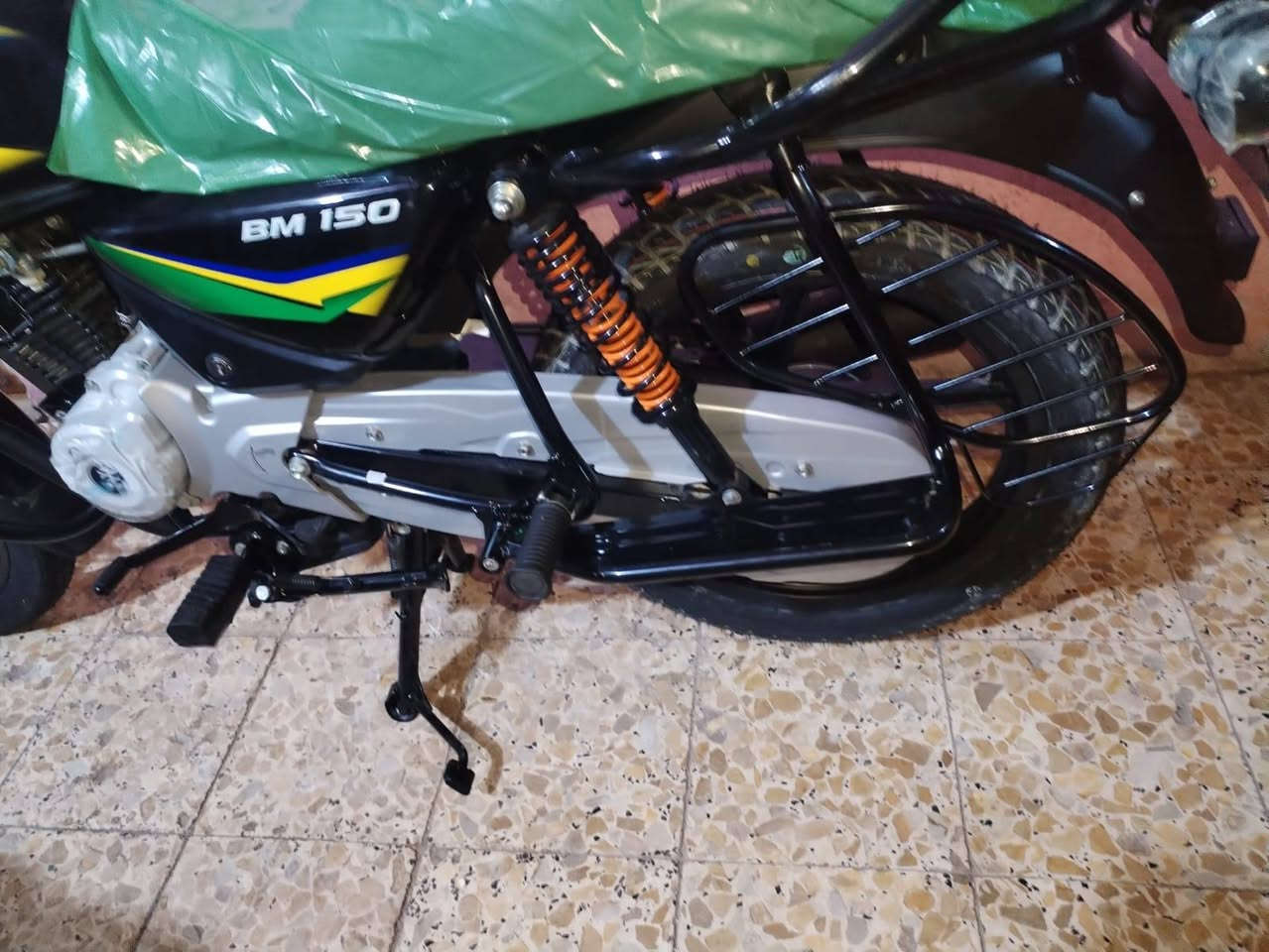 بوكسر زيرو للبيع ***********
السلام عليكم للبيع دراجه بوكسر زيرو هندي الا اصلي جبلي موديل2023  وطالعه بل 2025 صارلهه يومين من طالعه من الوكيل أوراق أصولي كامله 7 سبعه أوراق
 دراجه جديده زيرو مكفوله كفاله عامه مكاني ميسان العماره قضاء الكحلاء لشراي يتصل *********** 📞
