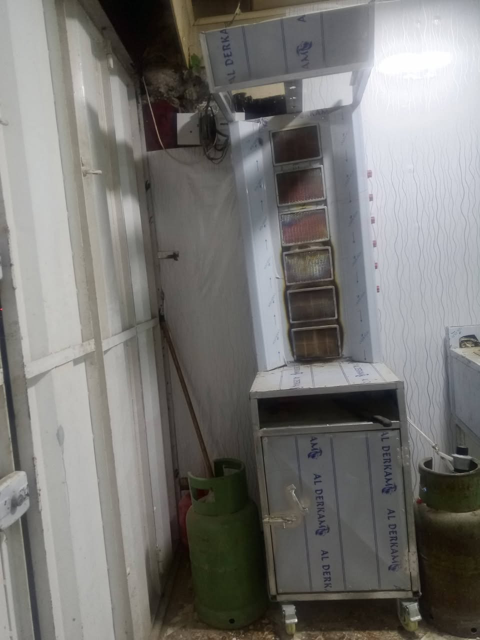 غراض مطعم للبيع عنوان ديالى الخالص رقم الهاتف ***********
