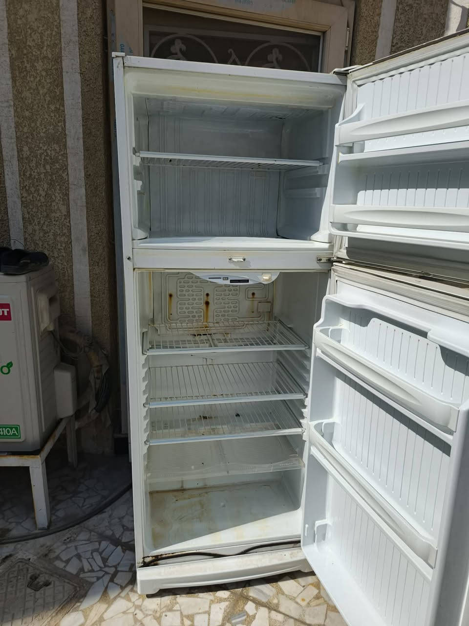 ياالله ثلاجه نظيفه جدا على فحص حجم كبير سعر 225 بيه مجال مكانه حله نادر الاولى على خدمي ***********
