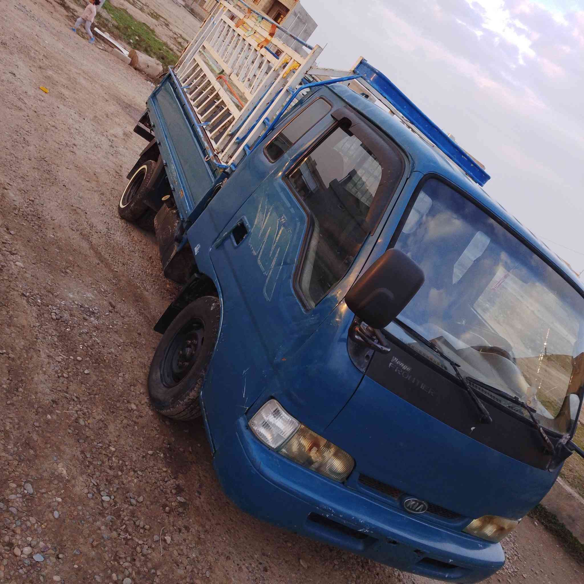 السلام عليكم يوجد كيا فونتيرا (ما مسجل)موديل 2000 محرك كير اكسن بل شرط وصدر وطخم تاير جدد و تبريد تدفئه شغال سياره جهازه السعر (23) وبيها مجال شي قليل 
استفسار على هذا الرقم ( ***********)
م.((محجل مو للبيع))
