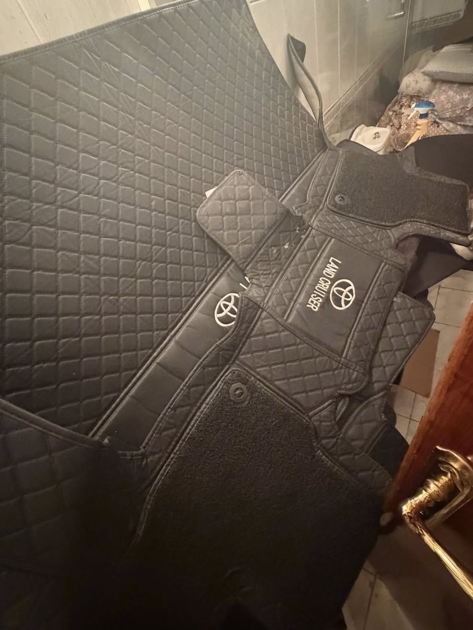 السلام عليكم دوشمه مال لاندكروز موديل ٢٠٢٤ ترهم جميع موديلات استخدام كلش قليل للبيع 
*********** بغداد
