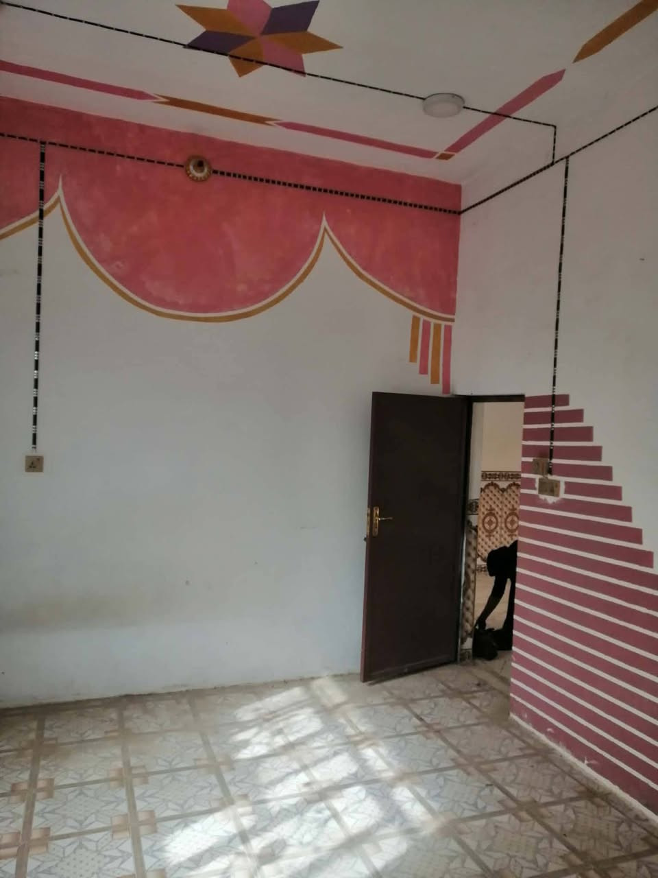 بيت بناء جديد صارله سنه وكله طابوك المساحة 130م بيه محل واستقبال وغرفه ومطبخ والطابق الثاني غرفتين بيت نضيف كلش الموقع حي الحسين مقابيل نزله الإمام الحمزه والسعر مناسب جدا للشراي وإني بالخدمة  للتواصل ***********

