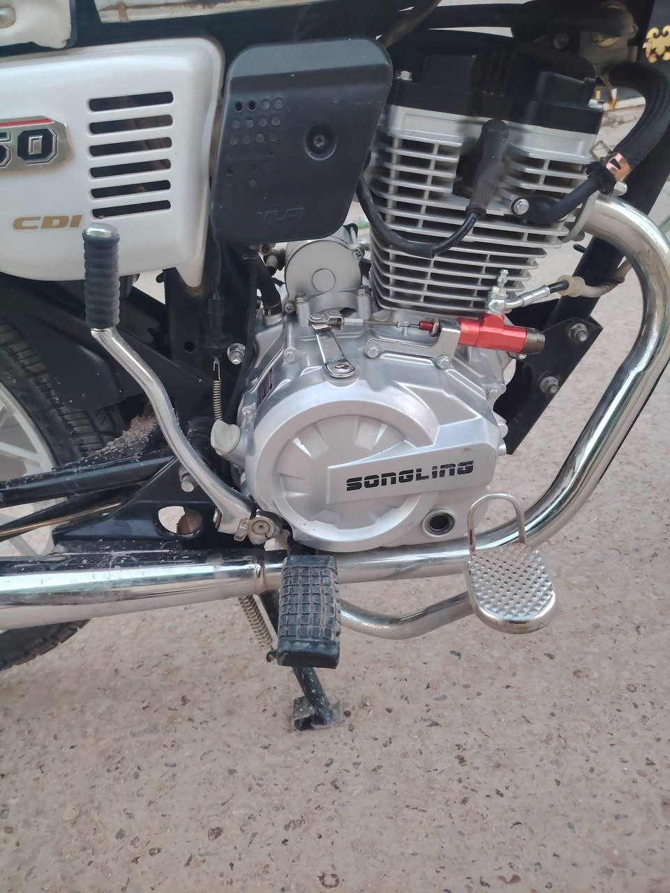 السلام عليكم دراجه سونيك جديده موديل 25 كامله مكينه 200 وراقه كامله لون ابيض ماكينه برغي مع مفتوح بيها ب 800 وبيها مجال للشراي فقط  ***********
