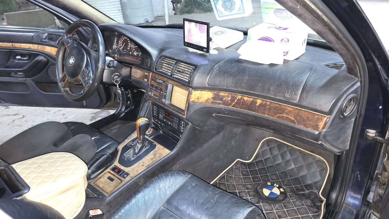 BMW صقر للبيع
موديل ٢٠٠٠
٥٢٨ 
مسكر دبل فانوس ٦ 
محرك ٣٠٠٠
السعر ٨٥ و بيه مجال
العنوان طويريج 
***********
***********
