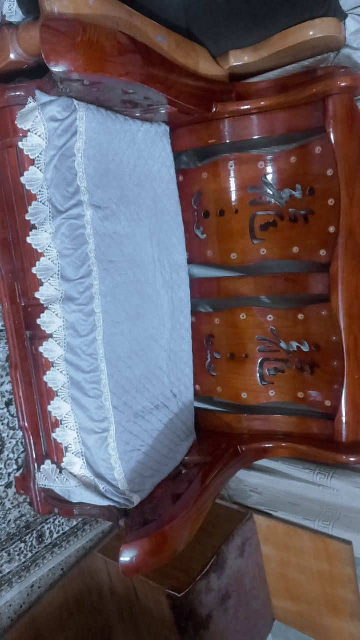 تخم للبيع متكون من اربع قطع
قنفة 3 مقاعد 
قنفة مقعدين 
كراسي ثنين 
سعر 250 وبي مجال
للتواصل ع الرقم ***********
