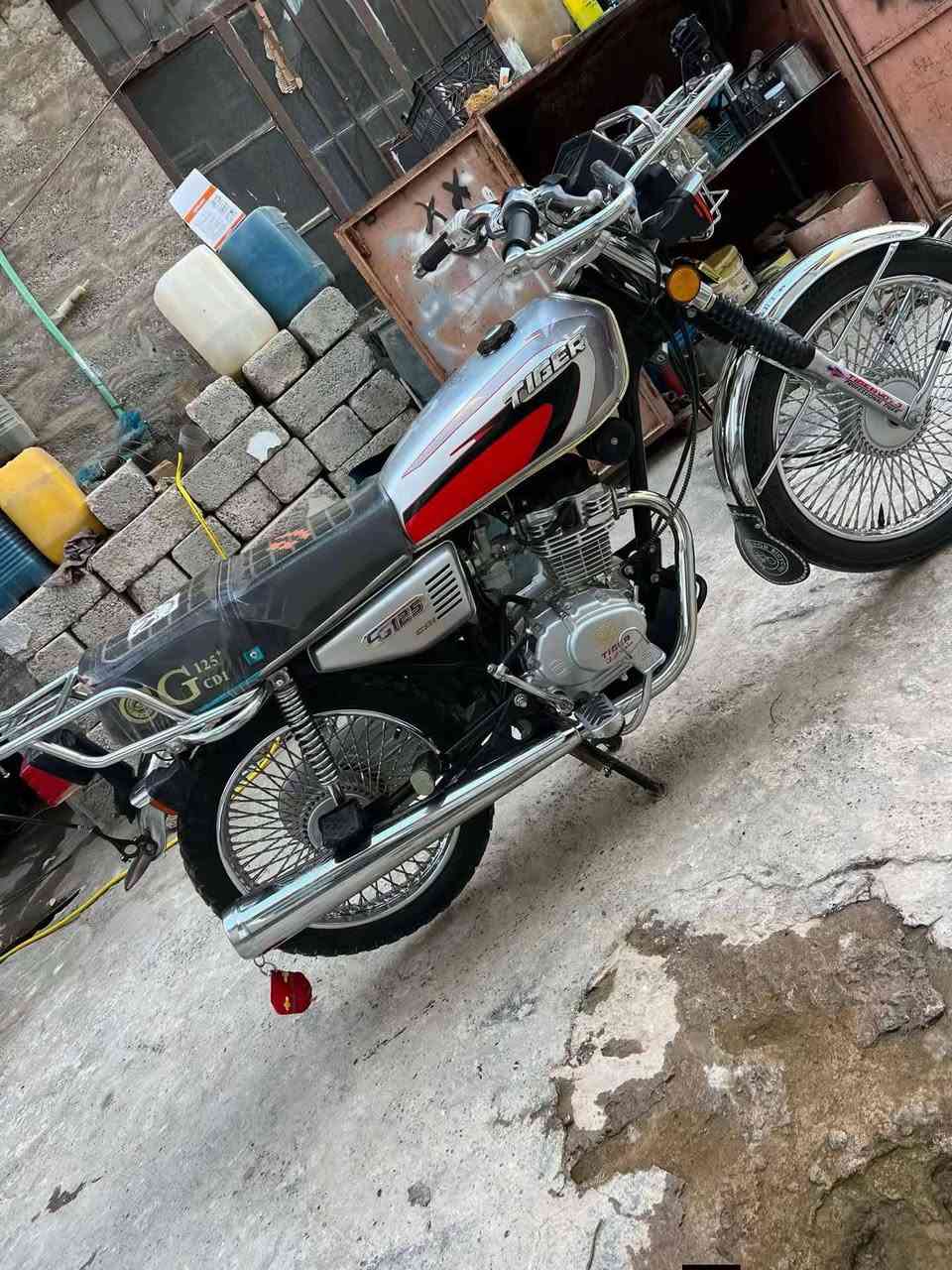 سلام عليكم دراجه وراق البيع سعره 450بيه مجاله 25 قفل بعد لا تعامل شراي خابر عله رقم وتدلللي 0788 226 0404
