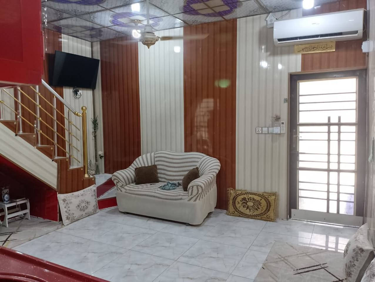 السلام عليكم بيت زراعي للبيع مرقم بل تطويب المساحه 100متر العنوان كوفه حي ميسان شارع الزوار شارع تجاري 10م بناء بلوك شكل الطابوق صقف عكاده نهروان نضافه مث بل صور جديد تصميم هندسي يحتوي على غرفه صاله استقبال بيتونه مكشوفه صحيات مطبخ تركي كراج مع حديقه السعر 55 بي مجال للاتصال ***********
