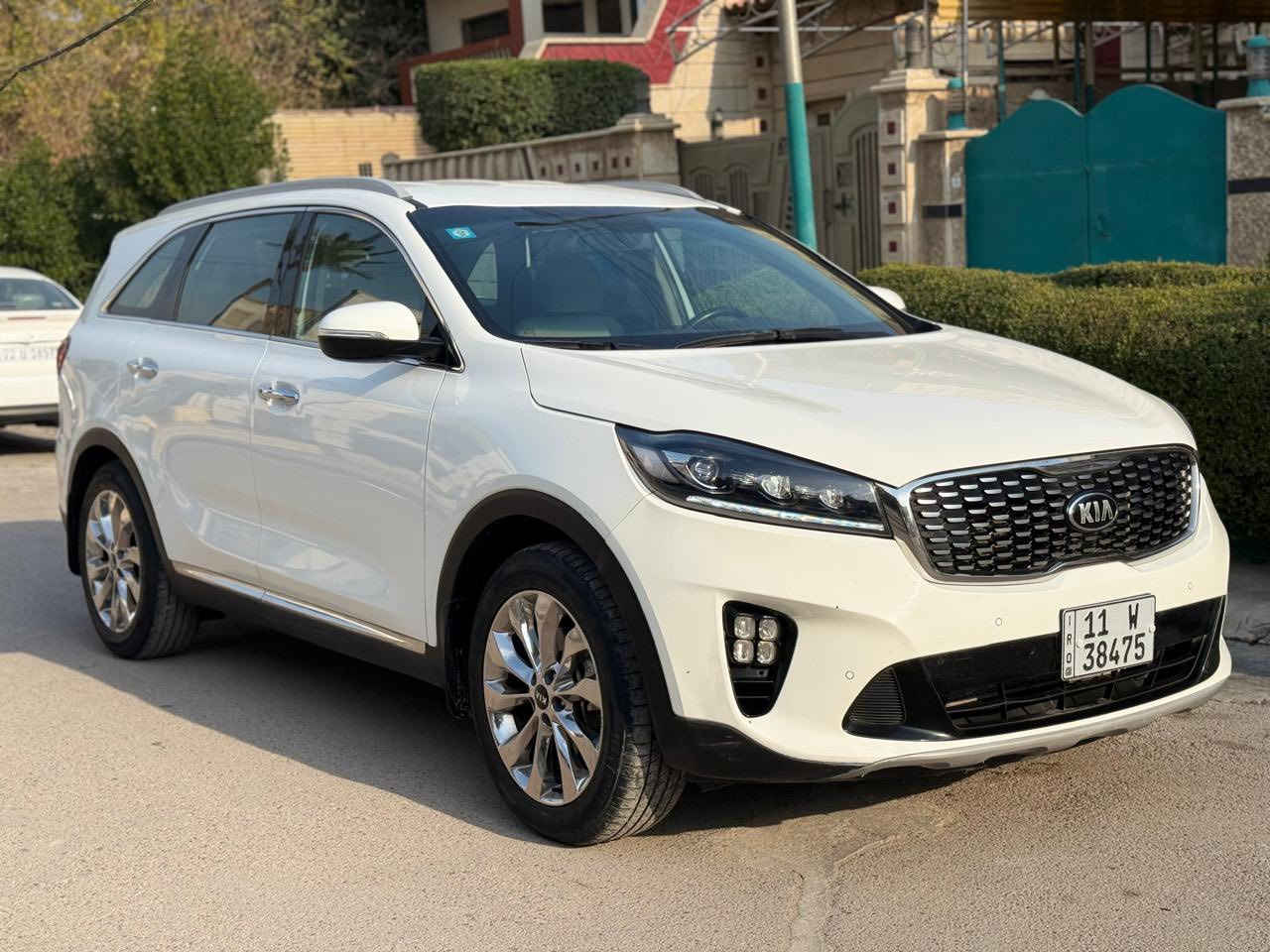 كيا سورنتو 2020 خليجي وكالة 
ماشية 59 الف كيلو نظيفة جداً
محرك سته سلندر V6 
بصمة تشغيل و ابواب
صندوق كهرباء
بردات ابواب
3 قطع تبريد 
بجم زنون 
( السيارة مكفولة من الصبغ ) 
بيها بارد بمكانين صغار 

السعر 24,000 $ 
رقم بغداد / بأسمي
مكانها بغداد / شارع فلسطين
***********

