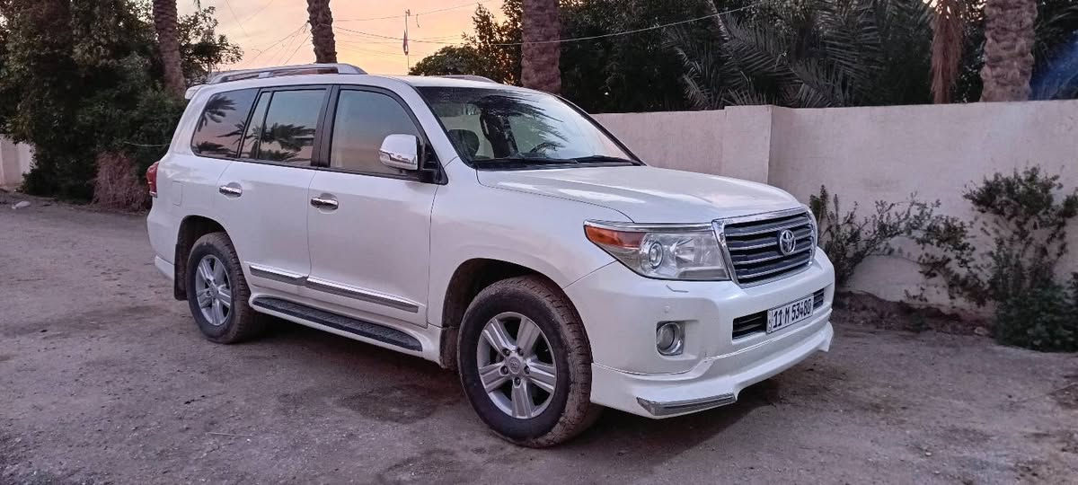سلام عليكم لاندكروزر 2015بيه الجاملغ الأيمن والباب صبغ فقط ابريم رقم بغداد بسمي مكان السيارة كربلاء المقدسة ماشيه 230الف السيارة جاهزه من كلشي السعر350$وبيه مجال***********
