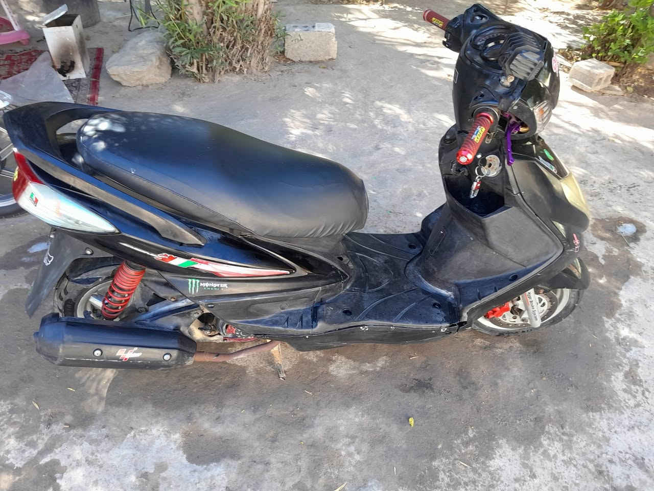 السلام عليكم شباب رمضان كريم دراجه سكنس فحل ياباني موديل 2009دراجه نقصها بس كابريتر وهندر دراجه حاليا تشتغل نكره سلف لايت اشاير هورن كيج بانزين كيج سرعه دراجه مال جناي بوشه 58شلعه ومعدل ويل رياضي أمامي وخلفي بيع ومراوس السعر 450العنوان كربلاء العطيشي متواجد واتساب رقم الهاتف***********
