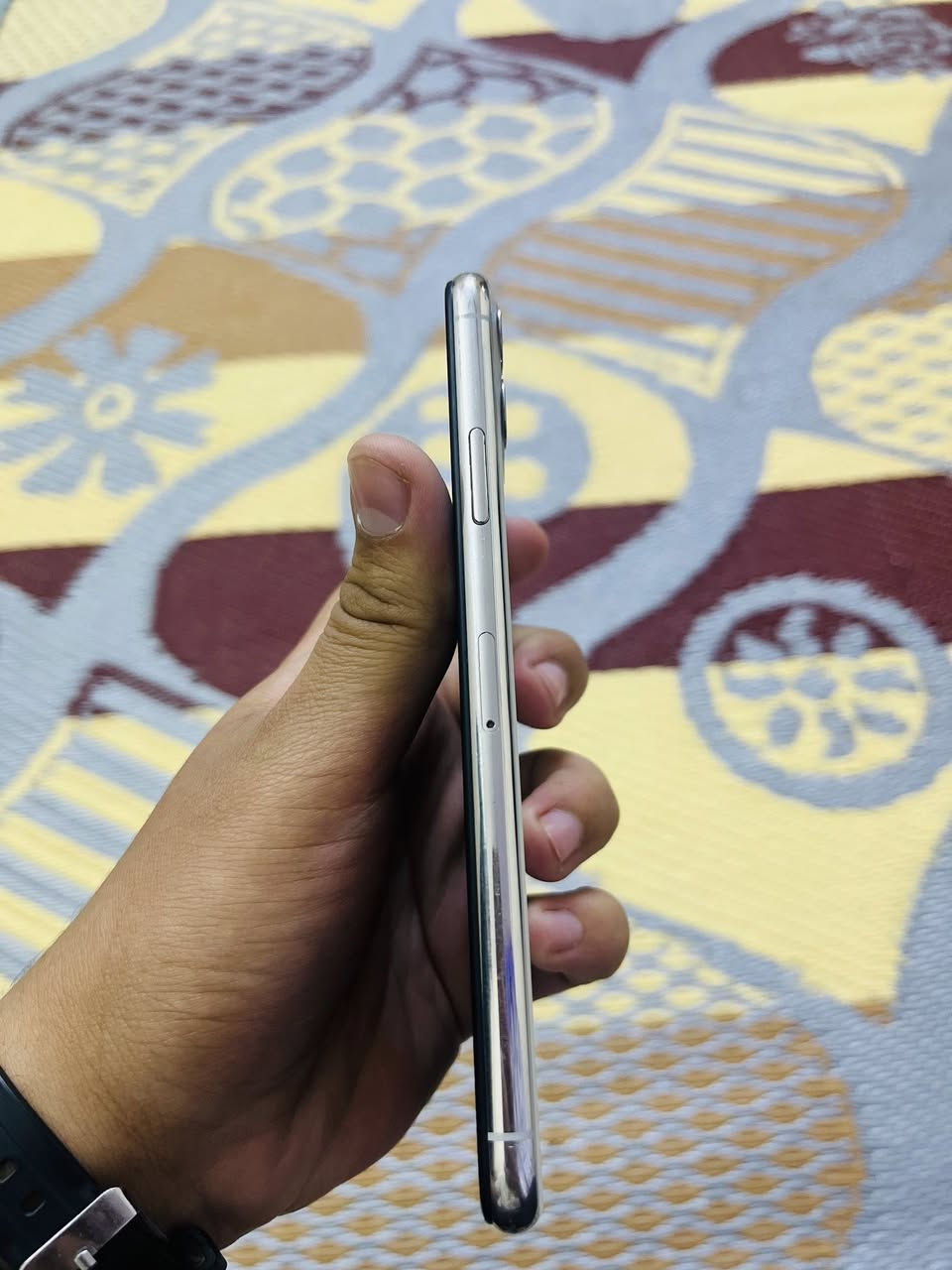 السلام عليكم جهاز ١١ برو ماكس للبيع نضيف جدا مبدل شاشة و بطارية ذاكرة ٢٥٦ بطارية ٩٥ فيس إيدي شغال السعر ٢٥٠ العنوان بغداد الرشاد الرقم *********** هاذ رقم واتساب فقط
