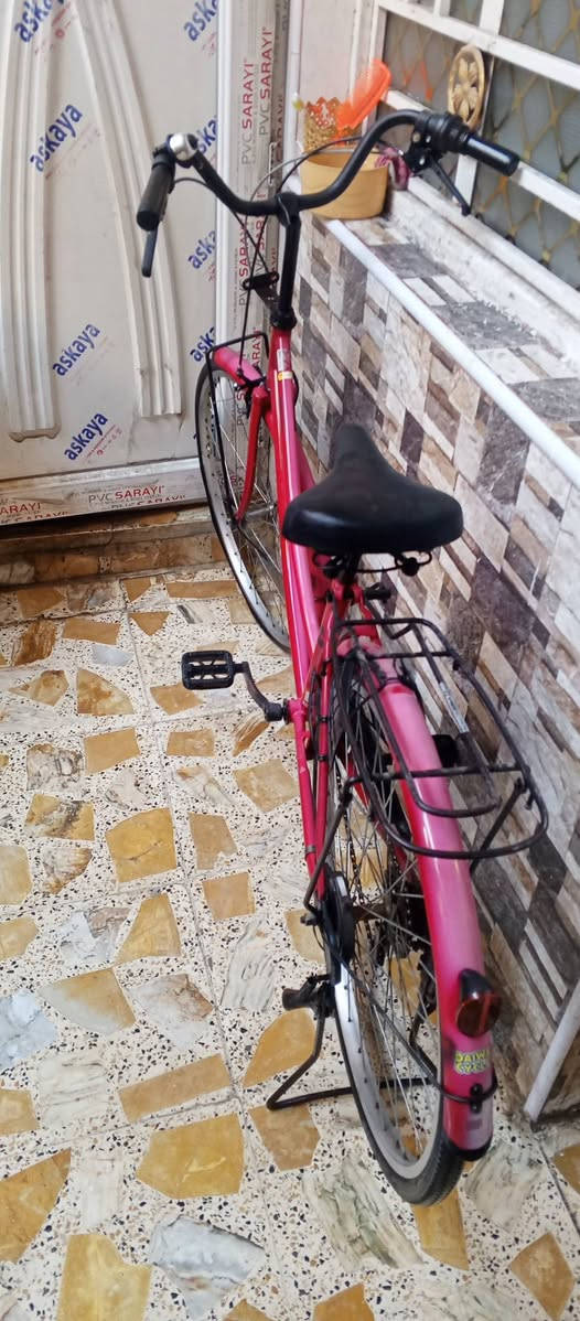 بايسكل بناتي اصلي السعر 130وبي مجال ***********
