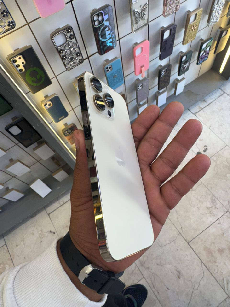 السلام عليكم ايفون 14برو ماكس ذاكرة 256/بطارية/79 جهاز وتر سعر خاص أو الاتصال على  الرقم ***********
