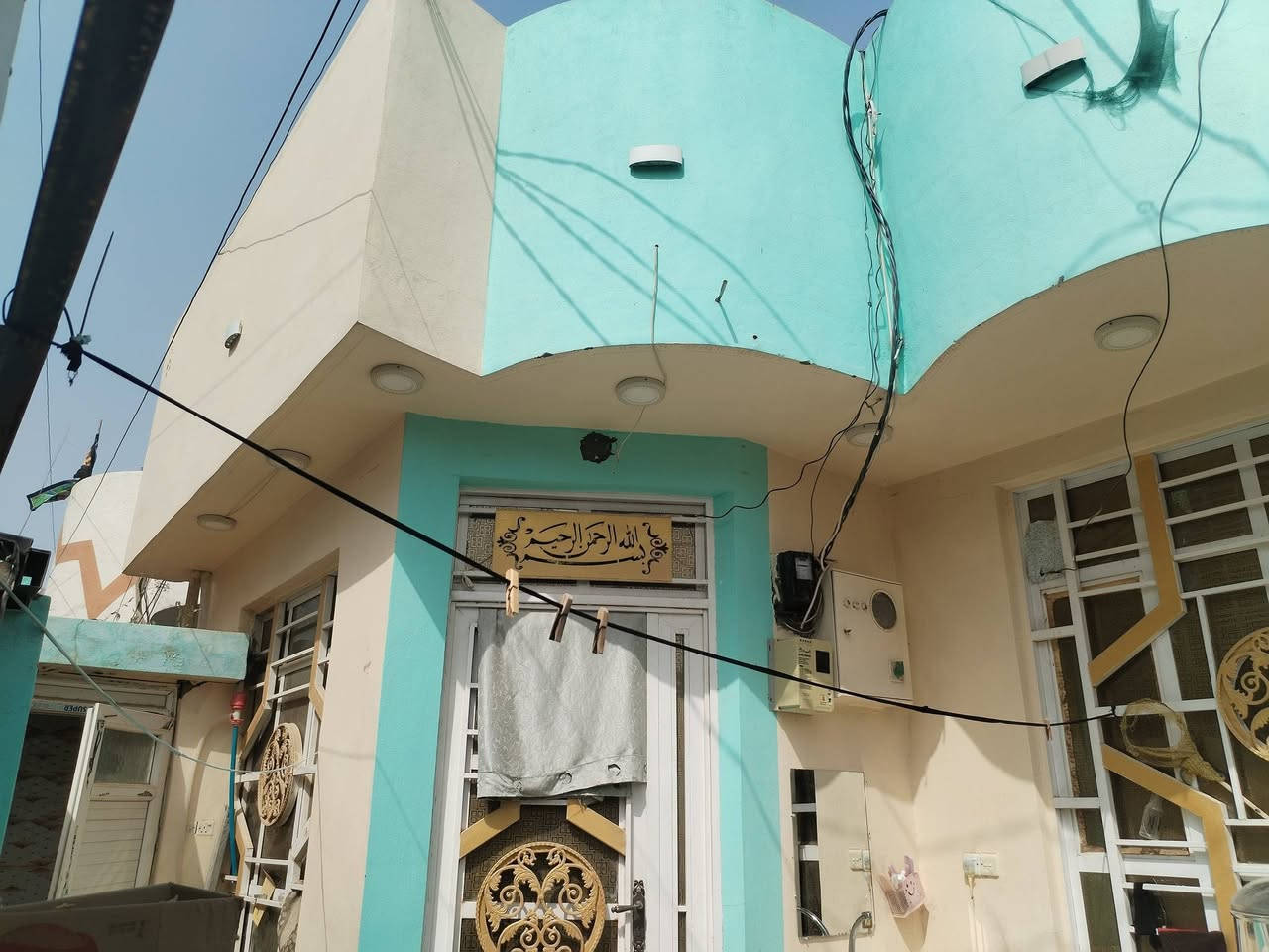 سلام عليكم بيت 100م ركن صب مسلح استقبال وغرفه وصاله مفتوحه ع المطبخ حمام داخلي وخارجي طارمه كله كامل كهرباء ماء مولد ذهبي بيت نضيف كلش
العنوان كربلاء الحسينيه العطيشي قرب معرض حردان طابو 25 زراعي ***********
 200 متر او اقل عن شارع العام شارع السيده زينب
