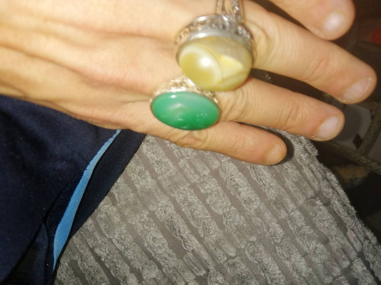 محابس فضة قديمة (تراثية)
الخواتم موجودة لدى المقتني منذ 7 سنوات، مما يعطيها قيمة الأقدمية والاستخدام الشخصي.
​1. الخاتم الأول: عطف سليماني (زيتي)
​نوع الحجر: عطف سليماني زيتي مميز.
​التفاصيل: يظهر فيه ثلاث عيون واضحة، وهو من الأحجار المطلوبة جداً لما يُعرف عنها من خواص "العطف" والقبول.
​اللون: زيتي متدرج مع عروق طبيعية.
​2. الخاتم الثاني: عقيق أخضر (منقوش)
​نوع الحجر: عقيق أخضر بلمعة جميلة.
​النقش: محفور عليه اسم "علي" (عليه السلام) بشكل فني (مقوش).
​الصياغة: فضة عيار 925، والصياغة يدوية قديمة متينة.
​ميزة خاصة: الفضة منقوشة برسم "سيف الإمام علي" (ذو الفقار)، مما يضيف للقطعة هيبة وجمالية خاصة.
​ملاحظة: البيع للقطعتين معاً، والصور توضح نظافة الأحجار وشغل الفضة اليدوي.


**إذا كنت صاحب هذا الإعلان وتريد حذفه لأي سبب، رجاءا أرسل رسالة إلى الدعم الفني**