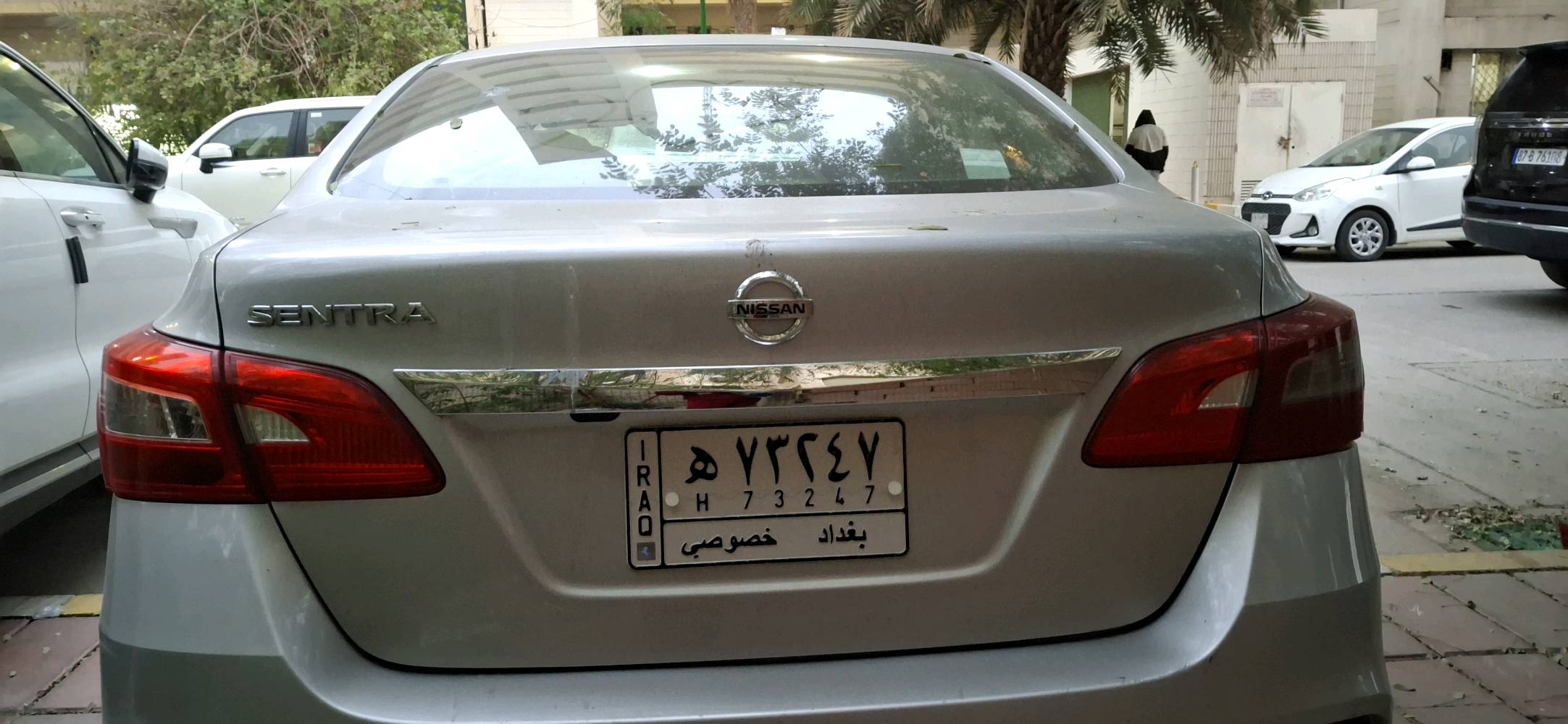 سيارة نيسان سنترا موديل حديث بلون فضي، حالتها جيدة وتتميز بتصميم أنيق وعملي. مناسبة للاستخدام اليومي وتوفر راحة أثناء القيادة. السيارة مسجلة في بغداد وتحتوي على اللوحات الرسمية والوثائق.