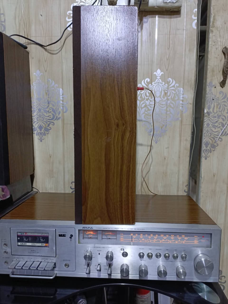 للبيع 
مسجل راديو(رايزنك)
إستيراد مؤسسه بدايه الثمانينات راديو 4 موجات مع ال fm نظافه مثل ما موضح بالصور والفيديو..مع سماعه وحده فقط ..الجهاز بلاد على وضع الشركه بدون تصليح نهائيا.. شغال وبحاله ممتازه جدا 
للاستفسار(***********) متواجد واتساب ماسنجر.. يوجد توصيل 
((السعر ع الخاص))
