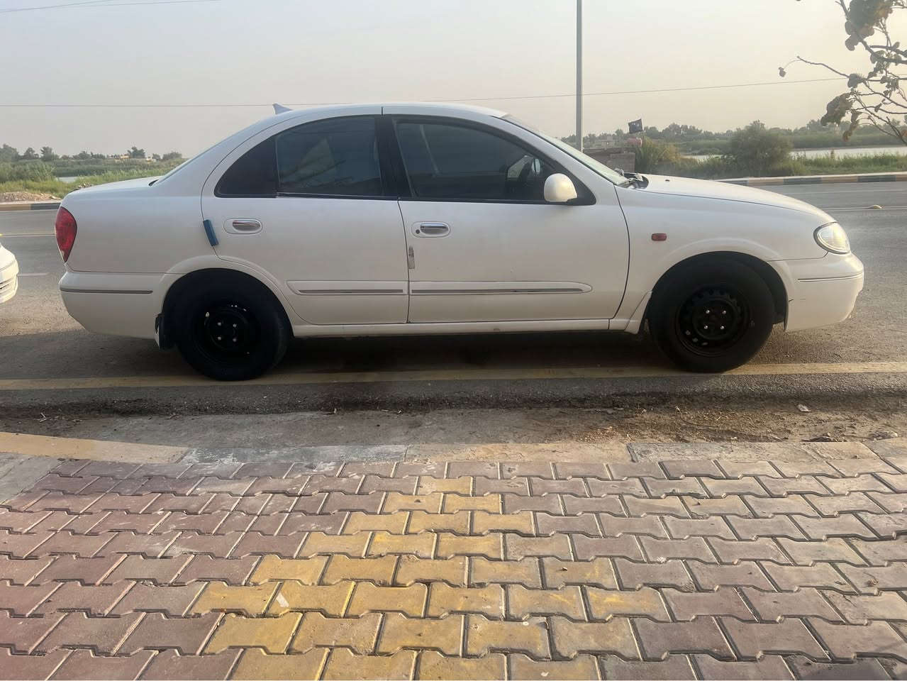 السلام عليكم
للبيع او مراوس نيسان سني ياباني كير عادي موديل 2009 

محرك 1800 قبق اسود قبل كم يوم شديتة 

هزة جديدة ورقم دولي

السيارة مكفولة كفالة عامة من الضربة والعيب الشرعي  بيها فقط شبرين باب السايق من جوة وشخوط يم قبق البانزين 

السيارة عليها ادامة كاملة 

يدات نيكل 

داخل ابواب صاج ونيكل 

انارة داخلية وية الابواب 

تحكم الجام كهرباء 4 ابواب 

تحكم الجنطة بالريمون 

سنتر لوك بالريمون 

تايرات جدد 

باتري جديد 

صدر امامي وخلفي جديد 

عنابر كلج جدد 

منظومة تبريد شادها جديدة وية الكمبريسر 

مسطرة بلكات نوزلات جدد 

السيارة هواي مصروف عليها وما تذب عليها دينار واحد وترايك للكويت 

والسيارة مكلفتني دفتر و14 ورقة 

عارضها 95 وبيها مجال حك الجية

ماعجبك السعر اترك كلمة طيبة اترحملك عليها 

***********
