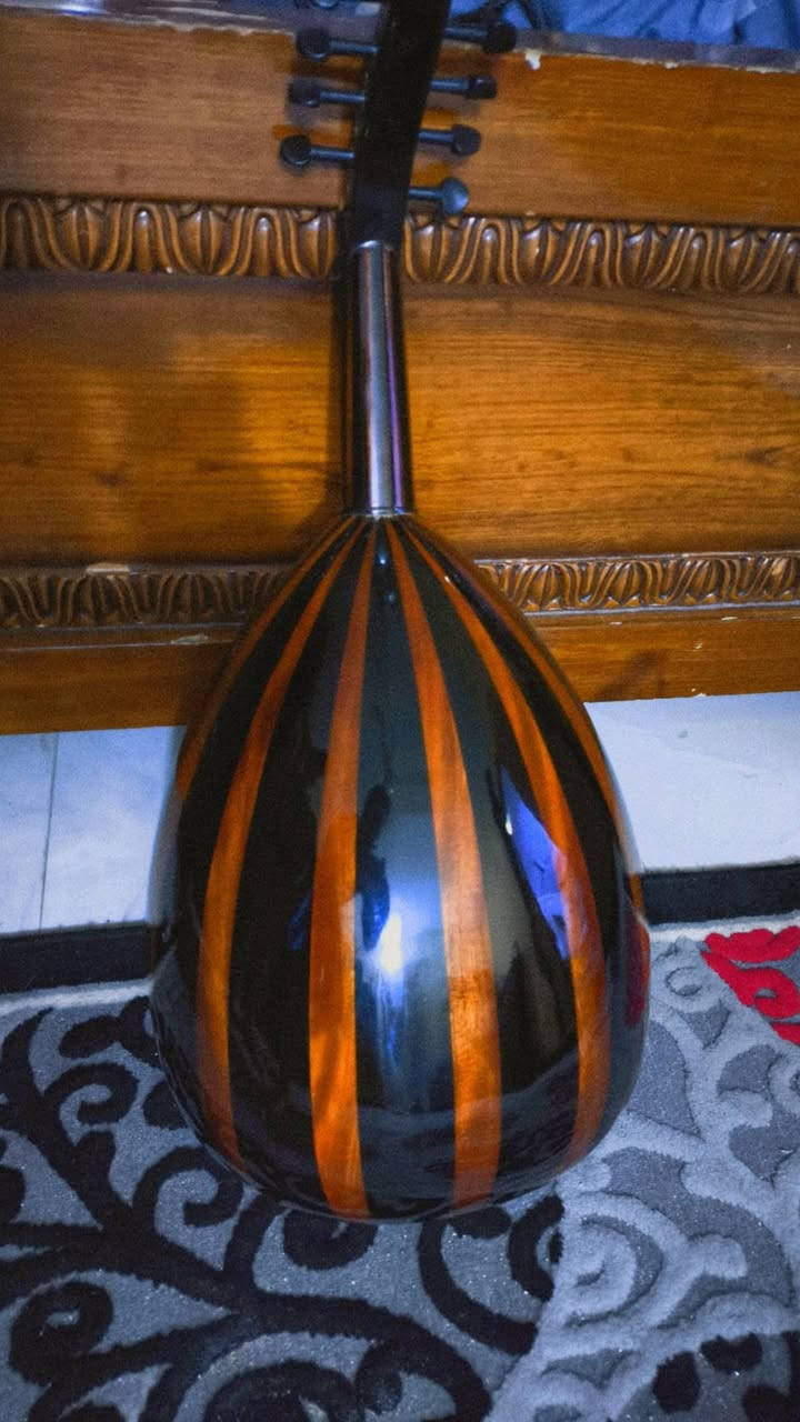 سلام عليكم عود تركي جديد ما بي كسر ولا فطر فقط يحتاجله تبديل اوتار سعر 135 وبي مجال بسيط عنواني البصره مناوي لجم 
تواصل على رقم ***********
