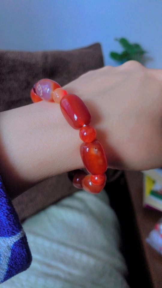 🌑 ليس كل من يرى الحجر… يكون من نصيبه

في عالم إيزيس،
الأحجار لا تُعرض فقط…
بل تُخفي أسرارها حتى تجد الشخص المناسب لها.

قد تمرّ على مئات القطع،
لكن…
سيكون هناك حجر واحد فقط
يلفتك بطريقة لا تُفهم… وكأنه يناديك.

وهنا تبدأ القصة ✨

لأننا نؤمن أن:
💜 الحجر لا تختاره أنت… بل هو من يختارك
💫 يصل إليك عندما تحتاج طاقته بالضبط
🌙 ويحمل لك نية خُلقت لتنسجم مع روحك

أحجار إيزيس ليست عشوائية،
كل قطعة يتم اختيارها بعناية…
وتُمنح نية خاصة وطاقة مدروسة
لتكون أكثر من مجرد زينة…
بل رفيق طاقي يرافقك في رحلتك.

قد لا تفهم سبب انجذابك الآن…
لكن قلبك يعرف 💫

✨ إذا شعرت أن هذا الحجر لك…
فهو بالفعل كان ينتظرك.

—
إيزيس للأحجار والبخور


**إذا كنت صاحب هذا الإعلان وتريد حذفه لأي سبب، رجاءا أرسل رسالة إلى الدعم الفني**