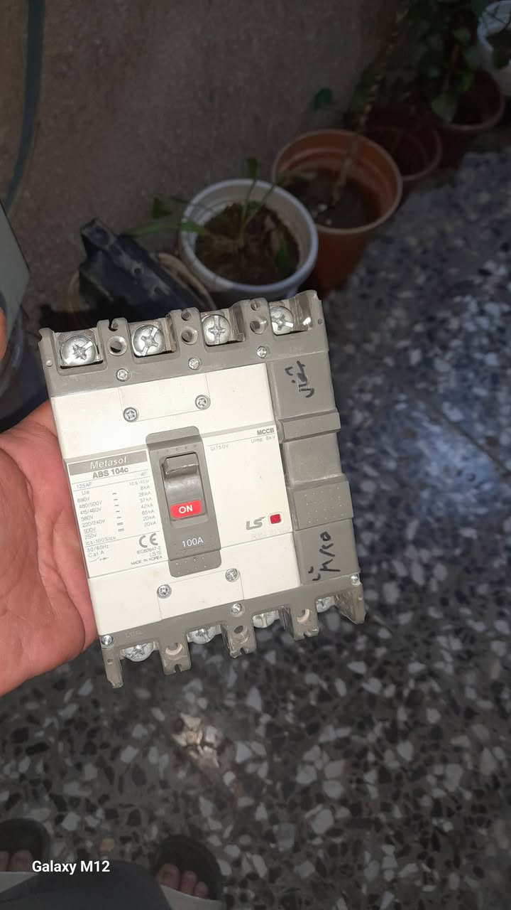 اخوان هاي مجموعة كهربايات كلهن شغالات ونضيفات وعل فحص الله شاهد مال بيتي ومشتريهن ارقة نوعيات بوكتهة بس شديت مولدة للبيت وجبت كهرائي غير المنضومة كلهة ختصرهن بورد واحد وحالين للبيع والكنتكترات والجنجوفر والجوزات وكلهن الله شاهد مابيهن شي عاطل جيب وشد والسعر انت انطي سعرك باي يرضا الله وبلعافية  وللستفسار موجود وتساب وتدلل ***********
