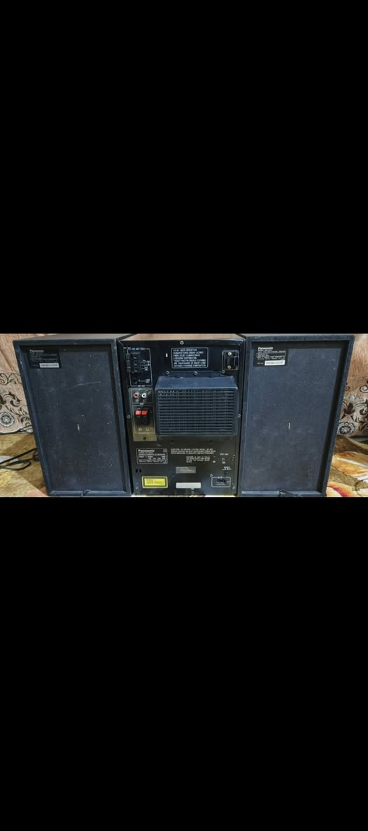 السلام عليكم .
اليكم تحفة السيستمات الميني الفاخرة  من شركة باناسونيك ..من النوع الثقيل .
سنغافوري ياباني مشترك ..كهرباء ٢٢٠ فولت .
الحهاز واطية عالية ٢٠٠ واط .سماعاته كل تك ٢٥٠ واط ..
الارتفاع  ٣٢ سم .الطول الكلي للجهاز ٥٨ سم . 
جهاز بلادي و مضمون ان شاء الله .
  شغال بالكامل  .. المواصفات :
مشغل اقراص  CD .
دبل كاسيت مسجل . اثنينهم  قلابات يشتغل وجهين .فقط واحد يشتغل الثاني يحتاج قوايش
 اواكس لربط النقال او الشاشة او اي جهاز اخر .ويدعم ربط بلوتوث خارجي عالاواكس . 
راديو باحث FM+ MW + SW1+SW2.مع خزن قنوات مفضلة .
 ادخال لربط لاقط مايكرفون مع التحكم بالصوت و الصدئ ايكو .
مع تحكم كامل بالصوت من ايكولايزر وخاصية التضخيم المضاعف XBass .
ونشرة ضوئية مع الصوت في واجهة الجهاز .
ملحقات الجهاز ريمونت تحكم مع واير كهرباء 
ما يحتاج اتكلم عن شغله وصوته المواصفات و قدرة الصوت تكفي .
السعر ١٠٠ الف نهائي اخوان وبلا احراج .
اي استفسار والمراسلة عالخاص رجاءا او الرقم
*********** البصرة .موجود توصيل شركة .
