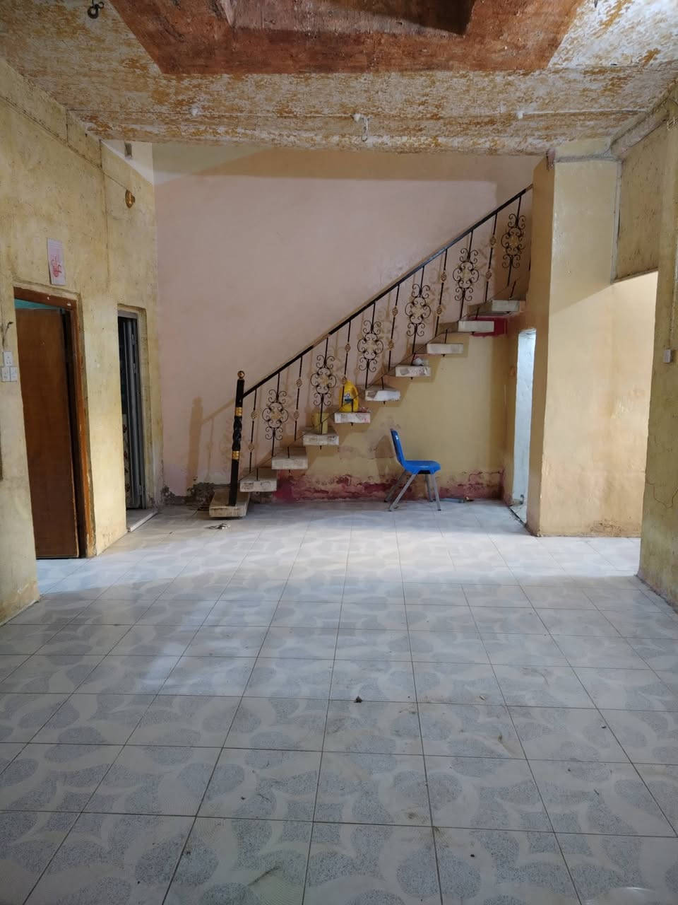 يوجد بيت لايجار نضيف جدن في طويريج داخل شارع بلدي قرب علوة المخضر مساحه 100 متر يتكون البيت  من صاله كبيره معه غرفه  واحده بل اسفل والثاني بل طابق الثاني  معه مطبخ   حمام داخلي صحيات خارجي  بيت نضيف جدن موضح بل صوره سعر لايجار صافي 250  الف للتواصل  ***********  او خاص
