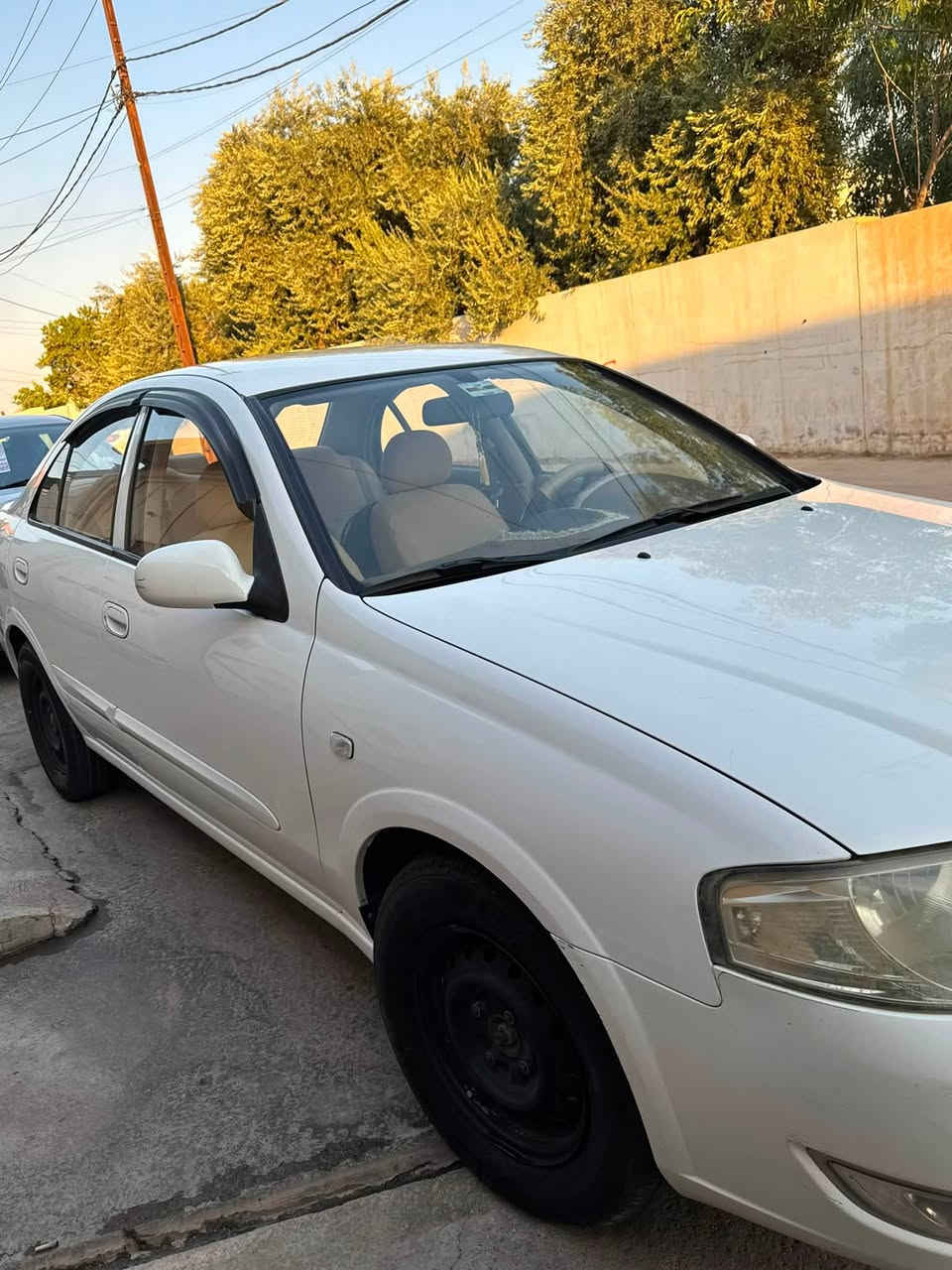 سلام عليكم 
نيسان صني مۆدێل 2009
تەنها دەرگای سایق کراوەتەوە و کەمێک ساردی هەیە هیچی تری پێوە نیە لێدراو سبوخ زەربە هەمووی بەشەرت 
گێر و مەکینە نەکراوەتەوە بەشەرت سەرف و بوخاری نیە 
رەقەمی کۆنە و دەفتەر بەنزینی هەیە 
تەحویل و غەرامە بەشەرت 
سعری 107 و مەجال 
***********
***********
