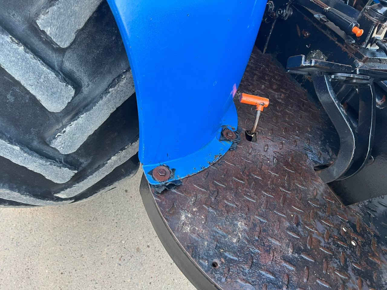 للبيع نيوهولند موديل2015  مكينة جديدة بمعنى الكلمة تخم تاير جديد كير ومحرك واكسن وجهاز هودرليك مكفولات ثكالات امامي خلفي كهربائيات شغالة رقم وسنوية مكينة خير من الله اي نقص مابيه مال جناي السعر 22 مليون وبيه مجال المكان بابل قرب خط السريع جسر مشروع المسيب للاستفسار ***********
