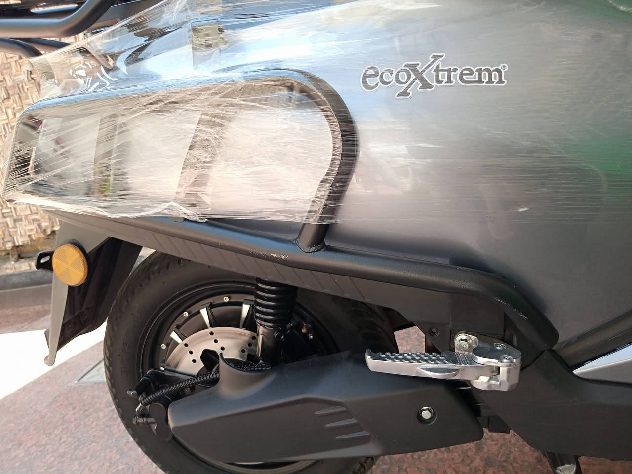 * **دراجة شحن قرش (EcoXtrem)** – زيرو بحالة الوكالة (جديدة نايلون الشركة لسه عليها)
 * **الموديل:** 2026
 * **المحرك:** ملف قوي بقدرة 2000 واط
 * **اللون:** رصاصي ميتاليك مميز مطعم باللون الأسود
 * **حجم الويل (الإطارات):** ويل حجم 12 إنش رياضي مميز
 * **البطارية:** منظومة تتكون من 6 بطاريات شحن لأداء قوي وعمر تشغيلي ممتاز
 * **السرعة:** سرعة فائقة تصل إلى 90 كم/ساعة
 * **أنظمة التشغيل والتحكم:** تدعم التشغيل الذكي الكامل (سويتشين أصليين عدد 2 + كارت ذكي NFC عدد 2 للتشغيل عن قُرب)
 * **الأمان والحماية:** مزودة بهيكل معدني أنبوبي أسود (مصدات حماية جانبي وأمامي) لحماية جسم الدراجة من الصدمات والخدوش
 * **نظام الكبح:** فرامل ديسك (Disc Brake) خلفية متطورة توفر استجابة سريعة وأماناً عالياً
 * **الإضاءة:** لد لايت (LED) أمامي عالي الوضوح مدمج بالواجهة + كشافات عدسات إضافية سفلية لزيادة الرؤية الليلية
 * **الراحة والثبات:** مساعدات (دبلات) خلفية مزدوجة مريحة لامتصاص الصدمات، مع دواسات ألومنيوم خلفية قابلة للطي لراحة الراكب
 * **الملحقات والأوراق:** مرايا جانبية عصرية + حامل معدني خلفي + **للعلم وصل الشراء الأصلي للمراجعة موجود**
**العنوان /** بغداد / حي القاهرة
**رقم الهاتف /** ***********
**السعر /** مليون و 100 ألف دينار
