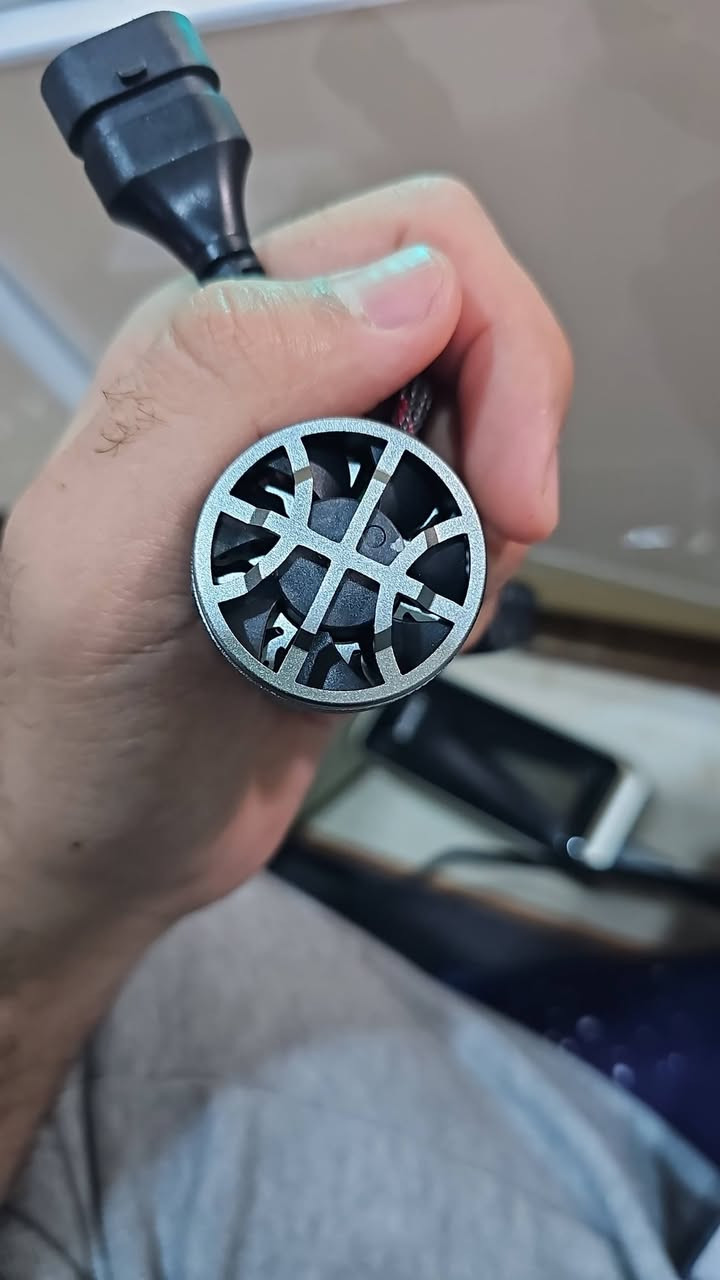 السلام عليكم
LED يتميز بتبريد سريع ومروحة مدمجة.
​القوة: إضاءة أقوى بنسبة 400% ومدى يصل إلى 500 متر.
​التوافق: يعمل على السيارات الصغيرة (12V) والشاحنات (24V).
​اللون: أبيض ثلجي (6000K).
​المميزات:
​Mini Size: حجم صغير يسهل التركيب في أغلب السيارات.
​Canbus: لا يسبب ظهور رسائل خطأ.
​Plug & Play: تركيب مباشر بدون تقطيع أسلاك.
​عمر طويل: يدوم بنسبة 300% أكثر من اللمبات العادية
يتوافق مع مقبس دوج جورني العالي 9005 (HB3)


**إذا كنت صاحب هذا الإعلان وتريد حذفه لأي سبب، رجاءا أرسل رسالة إلى الدعم الفني**