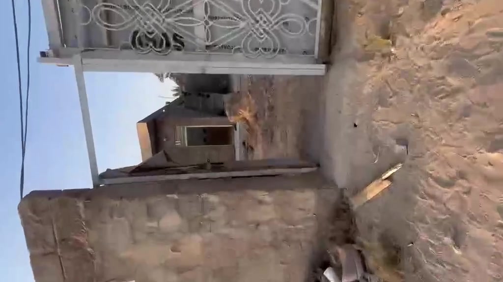 يا الله 
دار أساس وسقف صب كونكريت
 يحتوي ع غرفتين وصاله واستقبال ومطبخ ومجمع صحي 
مساحه البناء 200 كما واضح بالتصوير
مساحه الكليه 500 مع اضافه مساحه حسب رغبه
بيت نضيف جديد جاهز للسكن 
موقع مميز قرب كنطره العباس عمود 50 
طابو زراعي إقرار محكمه 
اي استفسار اتصل على الرقم 
***********
