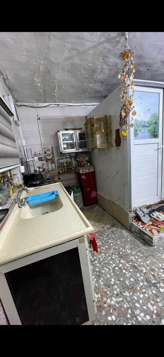 السلام عليكم بيت للبيع مدينه الصدر الدورقطاع ٤ بدايت شارع الفلاح ثاني بيت عن الشارع العام بيت جاهز للسكن المساحه ٤٨ بنا عكاده ***********
