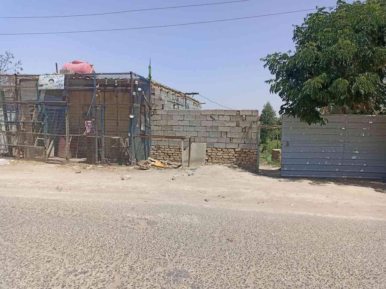 السلام عليكم دونم طابو زراعي سند 25 تحتوي الدونم على محلات 2 وغرفه وزرع 80نخله و40 رمانه وتين ومزروعه جت وبير حلو للسكي وماي اساله وكهرباء ومولد على شارع تبليط الموقع خلف عمارات الزيتون قرب الكفه الجديده للاتصال ***********
