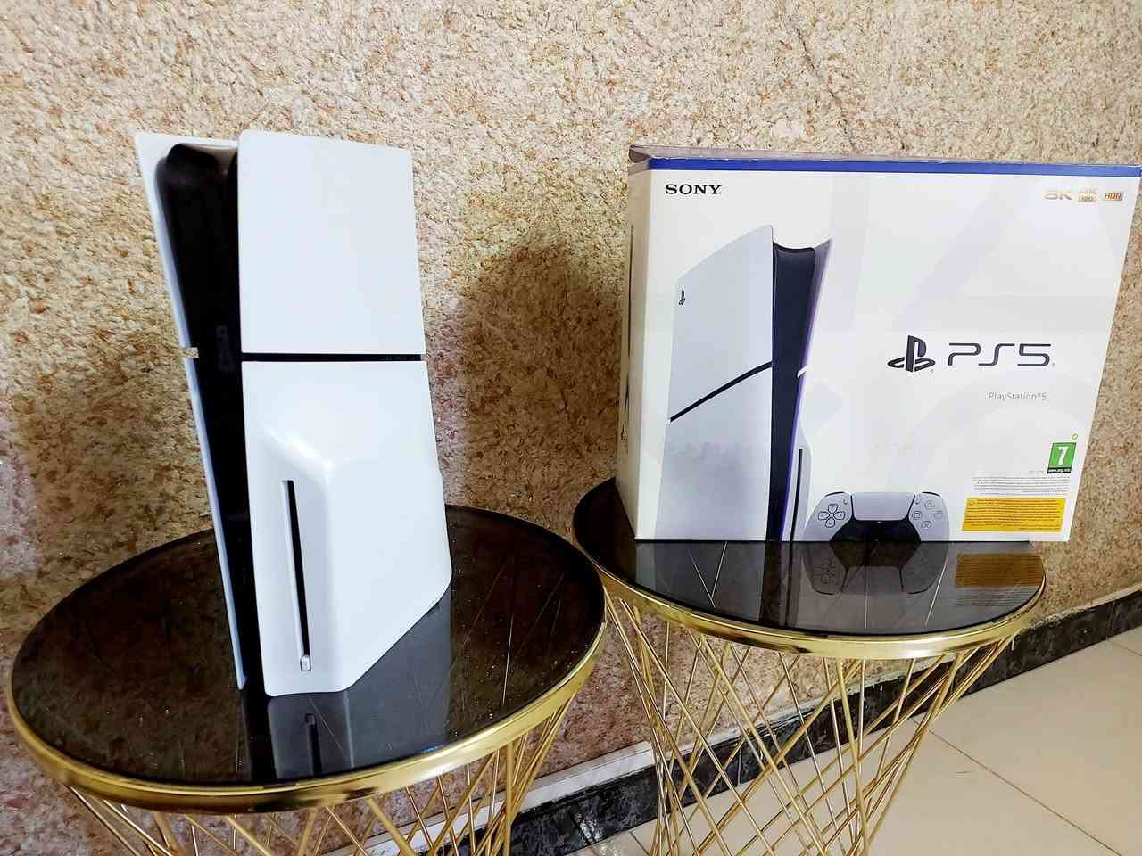 بلي 5 سلم مع جوستك واحد للبيع 
ممفتوح ولا مصلح استخدام قليل 
السعر ٦٠٠
***********
