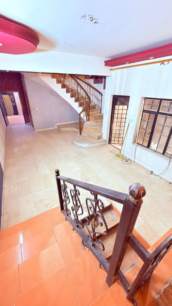 � بيت للإيجار في الكرادة داخل – قرب مجمع الليث
📍 موقع مميز وهادئ وقريب من جميع الخدمات

🔹 المساحة: 200 متر

🔹 4 غرف نوم

🔹 صالة عائلية واسعة

🔹 صالة ضيوف مستقلة

🔹 غرفة أطفال

🔹 2 حمام

🔹 قراج للسيارات

🔹 مدخلين للبيت

💰 الإيجار: حضورياً لو عند الاتصال. 

للأستفسار واتساب او الاتصال..***********☎️

رائد جودي او زياره المكتب الواقع فـي الكراده داخل قرب حسينيه عبد الرسول علي الاعظم📍

✨ البيت مناسب للعوائل ويتميز بمساحة مريحة وتقسيم عملي
