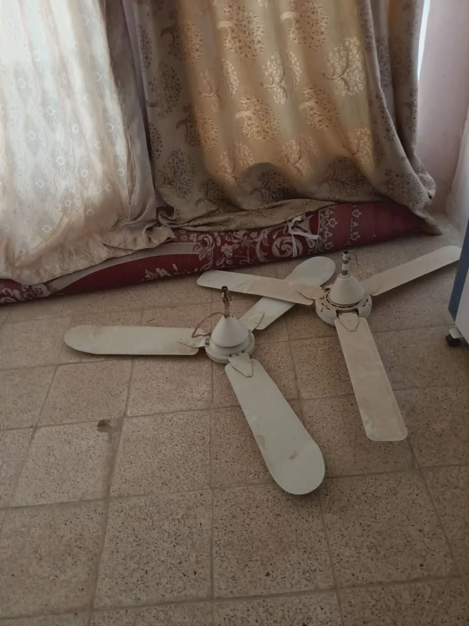 غراض مستخدمه للبيع هاتف ***********.  رمادي الاسكان القديمه

