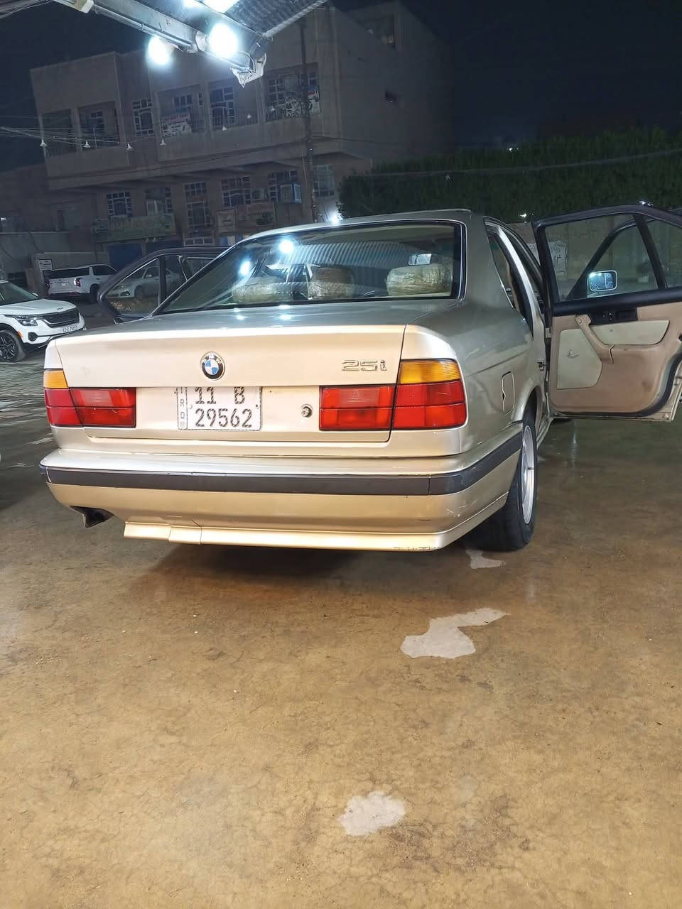 السلام عليكم بيئم 525 
الون شمباني مصبوغ عام جماليه 
مكينه مفتوح 
تبريد تدفئه شغال 
تخم تاير جديد 
باتري جديد 
السياره خير من الله ترايك وين متريد شغل وروح 
السعر 60$وبي مجال 
السياره بسمي تحويل ثاني يوم 
مكان السياره بغداد المشتل 
***********
