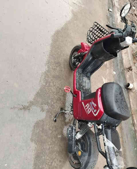 السلام عليكم دراجة R9ثلاث نمرات كلشي شغال وشرط الفحص السعر 400وبيها مجال بسيط للطيبين مكاني الموصل رقم الهاتف ***********
