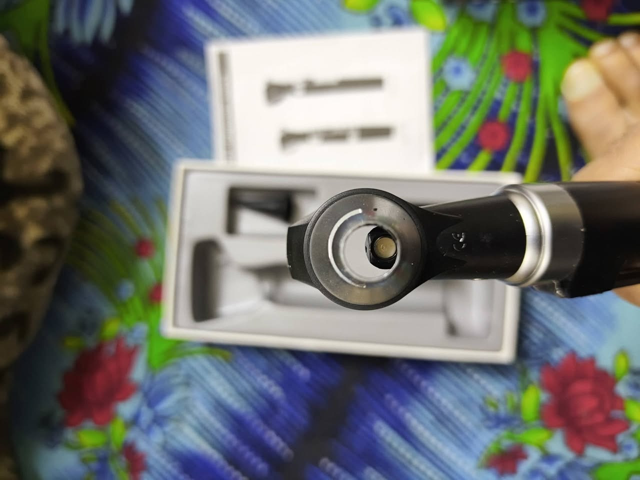 منضار اذن
هذا المنتج هو منظار أذن (Otoscope) من شركة HONSUN، وتحديداً من سلسلة HS-OT10. 
الاستخدام: يُستخدم لفحص الأذن الخارجية والوسطى، ورؤية غشاء الطبلة لتشخيص الأمراض. 
الإضاءة: يتوفر بخيارات إضاءة LED (بدرجة حرارة 6000 كلفن) أو إضاءة هالوجين (XHL). 
التكبير: يوفر عدسة تكبير بقوة 3x. 
الملحقات: يأتي مع مجموعة من مناظير الأذن (Speculum) بأحجام مختلفة
السعر 25 مع التوصيل


**إذا كنت صاحب هذا الإعلان وتريد حذفه لأي سبب، رجاءا أرسل رسالة إلى الدعم الفني**