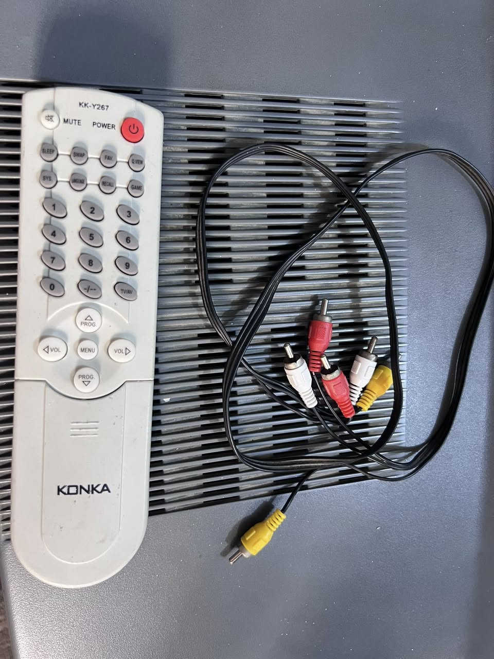 تلفزيون كونكا نظيف شغال ع الفحص
حجم 21 مع الريموت والفيشه السعر 20 مكاني الانوار 
***********
***********
