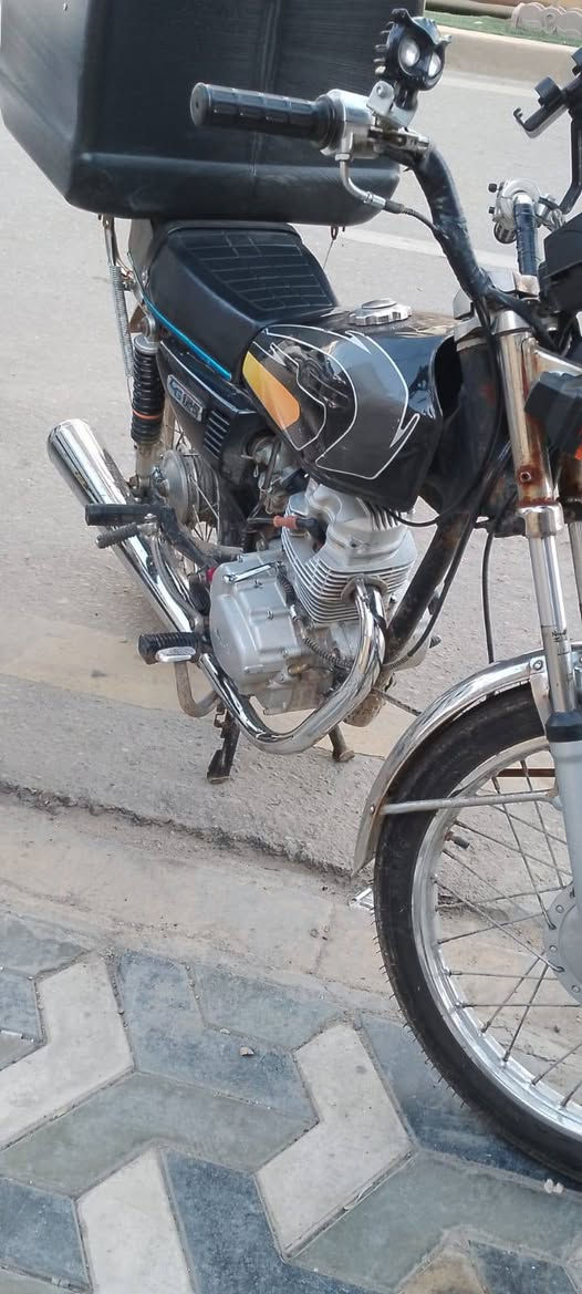 سلام عليكم دراجه حلوه ونضيفه بدون اللبيع سعر 600 الف مو شراي لا يتعبني هاذا رقم صاحب دراجه ***********بدون صندوك مال بس دراجه
