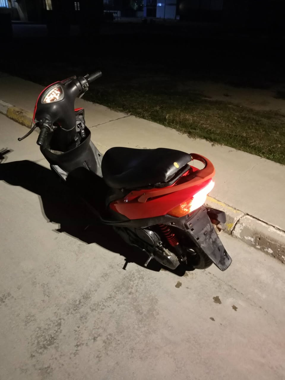 سلام عليكم دراجة ماكس عدلة كلش نظيفة مبدل بس كفرات لن كفرات مالته تعبانة مكينة خير من الله بوشهة 55 كهربائيات مالتهة كلهة شغالة بس باتري شوية تعبان رايدهة ب 500وبيهة مجال رقم التلفون *********** عنوان #بغداد عامرية
