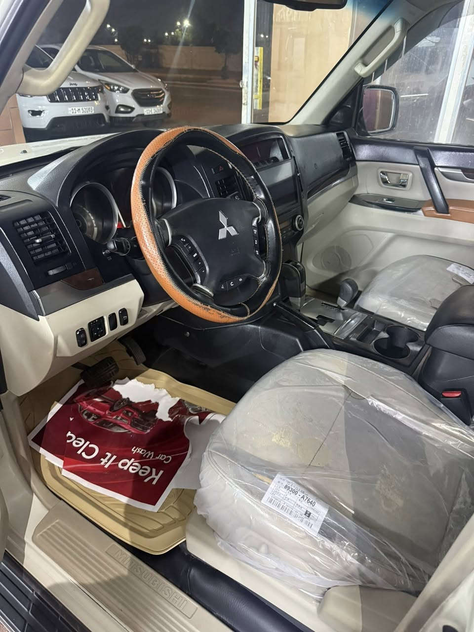 السلام عليكم باجيرو 2014حبتور فول دمام مكينة بلاد مامفتوحة تراي تبريد ثلج تخم تاير وباتري جديد جاهزة دواخل جدد بيهة طخة بالجاملغ الايمن ونصبغ هوة والبنيد اوبيهة جاملغ خلفي صبغ يعني 3 قطع والباقي مكفول السيارة محدثة 20سعرهة 137 بيهة مجال بسيط ***********مكانها بغداد الرصافة
