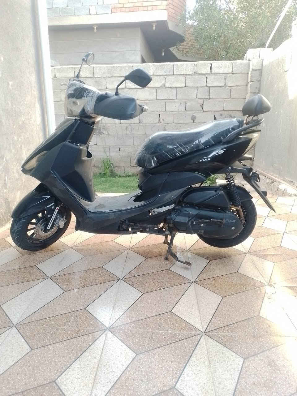 دراجه للبيع  محرك ماكس كابريته ماكس سلف جديد بطاريه جديد كله شغال سلف هندر سعر ٣٥٠  بيهه مجال  اتصال ***********
